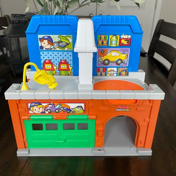 Fisher-Price Other - Fisher-Price Little People 2011 Wheelies Stow 'n Tow Garage